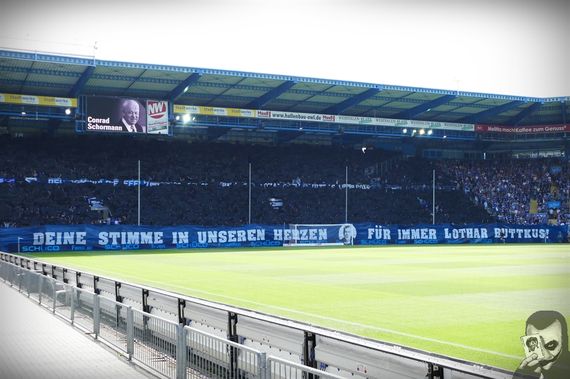 Choreografie der Arminia Bielefeld-Fans.<br />Bild: jokersradeberg.de”><figcaption>Choreografie der Arminia Bielefeld-Fans.<br />Bild: jokersradeberg.de</figcaption></figure>
<figure><img decoding=