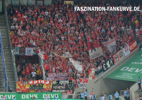 Geklaute Fulda-Zaunfahne in den Händen der Union Berlin-Fans.<br />Bild: Faszination Fankurve”><figcaption>Geklaute Fulda-Zaunfahne in den Händen der Union Berlin-Fans.<br />Bild: Faszination Fankurve</figcaption></figure>
<figure><img decoding=