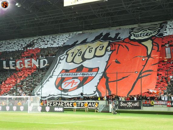 Die Choreografie der Ultras Spartak Trnava.<br />Bild: Unterwegs in Sachen Fussball – www.uisf.de“><figcaption>Die Choreografie der Ultras Spartak Trnava.<br />Bild: Unterwegs in Sachen Fussball – www.uisf.de</figcaption></figure>
<figure><img decoding=