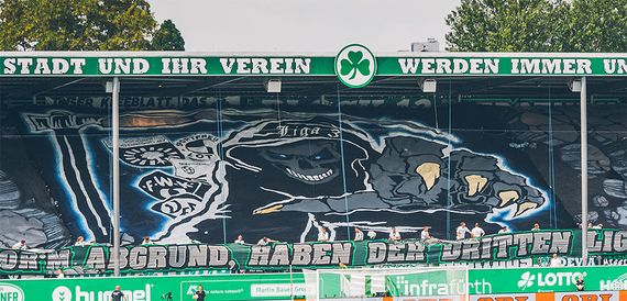 Der 1. Teil der Choreografie beim Heimspiel gegen Sandhausen.<br />Bild: spvgg-fuerth.com”><figcaption>Der 1. Teil der Choreografie beim Heimspiel gegen Sandhausen.<br />Bild: spvgg-fuerth.com</figcaption></figure>
<figure><img decoding=