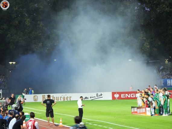 Die Rauchaktion zu Beginn im Gästeblock.<br />Bild: Unterwegs in Sachen Fussball – www.uisf.de”><figcaption>Die Rauchaktion zu Beginn im Gästeblock.<br />Bild: Unterwegs in Sachen Fussball – www.uisf.de</figcaption></figure>
<figure><img decoding=