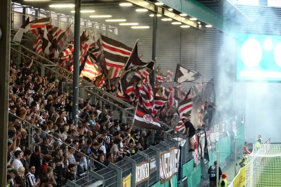 Das Intro der FC St. Pauli Fans.<br />Bild: ellesseimwunderland”><figcaption>Das Intro der FC St. Pauli Fans.<br />Bild: ellesseimwunderland</figcaption></figure>
<figure><img decoding=