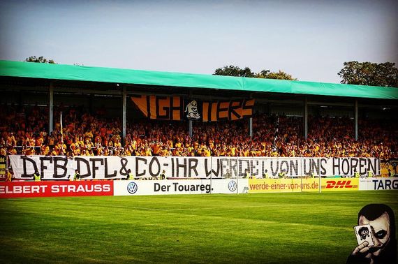Der Protest der Dynamo-Fans in Lotte.<br />Bild: jokersradeberg.de”><figcaption>Der Protest der Dynamo-Fans in Lotte.<br />Bild: jokersradeberg.de</figcaption></figure>
<figure><img decoding=