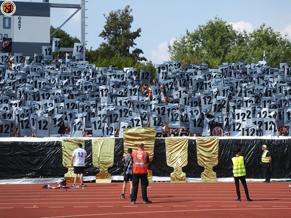 Der 1. Teil der Frankfurter Choreografie.<br />Bild: Unterwegs in Sachen Fussball – www.uisf.de”><figcaption>Der 1. Teil der Frankfurter Choreografie.<br />Bild: Unterwegs in Sachen Fussball – www.uisf.de</figcaption></figure>
<figure><img decoding=