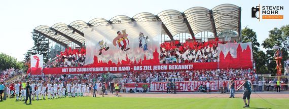 Die Choreografie der Wormatia Worms-Fans.<br />Bild: Steven Mohr Photography”><figcaption>Die Choreografie der Wormatia Worms-Fans.<br />Bild: Steven Mohr Photography</figcaption></figure>
<figure><img decoding=