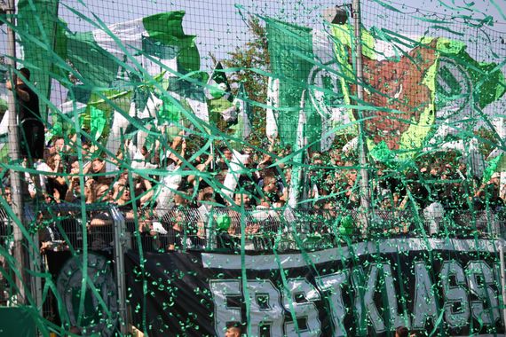 Das Chaos-Intro der VfL Wolfsburg-Fans.<br />Bild: Fabian Kleer / Fußball-News Saarland”><figcaption>Das Chaos-Intro der VfL Wolfsburg-Fans.<br />Bild: Fabian Kleer / Fußball-News Saarland</figcaption></figure>
<figure><img decoding=
