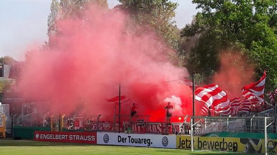 Pyroshow der SSV Jahn Regensburg-Fans.<br />Bild: Frankenhopping”><figcaption>Pyroshow der SSV Jahn Regensburg-Fans.<br />Bild: Frankenhopping</figcaption></figure>
<figure><img decoding=