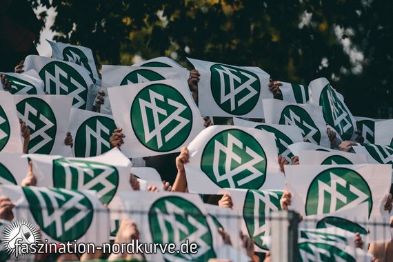 DFB-Logos im Gästeblock in Kehl.<br />Bild: Faszination-Nordkurve.de”><figcaption>DFB-Logos im Gästeblock in Kehl.<br />Bild: Faszination-Nordkurve.de</figcaption></figure>
<figure><img decoding=