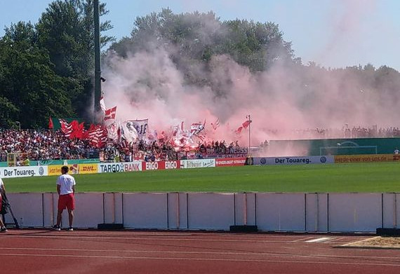 Die Pyroshow der Düsseldorfer Ultras.<br />Bild: Die Groundhunters”><figcaption>Die Pyroshow der Düsseldorfer Ultras.<br />Bild: Die Groundhunters</figcaption></figure>
                </div>
                
                <!-- YouTube (Meta-Feld) -->
                
            </div>
        </article>

                <script>
        (function() {
            var root = document.querySelector('.ff-single-news-gallery');
            if (!root) return;
            var slides = root.querySelectorAll('.ff-single-news-gallery-slide');
            var dots = root.querySelectorAll('.ff-single-news-gallery-dot');
            var prev = root.querySelector('.ff-single-news-gallery-prev');
            var next = root.querySelector('.ff-single-news-gallery-next');
            var n = slides.length;
            if (n < 2) return;
            var i = 0;
            function closeAllImgInfo() {
                root.querySelectorAll('.ff-fv-img-info-host.is-info-open').forEach(function(host) {
                    host.classList.remove('is-info-open');
                    var b = host.querySelector('.ff-fv-img-info-btn');
                    var p = host.querySelector('.ff-fv-img-info-panel');
                    if (b) b.setAttribute('aria-expanded', 'false');
                    if (p) p.setAttribute('aria-hidden', 'true');
                });
            }
            function show(idx) {
                closeAllImgInfo();
                i = ((idx % n) + n) % n;
                for (var s = 0; s < n; s++) {
                    if (s === i) slides[s].removeAttribute('hidden'); else slides[s].setAttribute('hidden', '');
                }
                for (var s = 0; s < dots.length; s++) {
                    dots[s].classList.toggle('is-active', s === i);
                    dots[s].setAttribute('aria-selected', s === i ? 'true' : 'false');
                }
            }
            if (prev) prev.addEventListener('click', function() { show(i - 1); });
            if (next) next.addEventListener('click', function() { show(i + 1); });
            for (var d = 0; d < dots.length; d++) {
                (function(di) { dots[di].addEventListener('click', function() { show(di); }); })(d);
            }
        })();
        </script>
        
        <!-- Kommentare -->
                <section class=