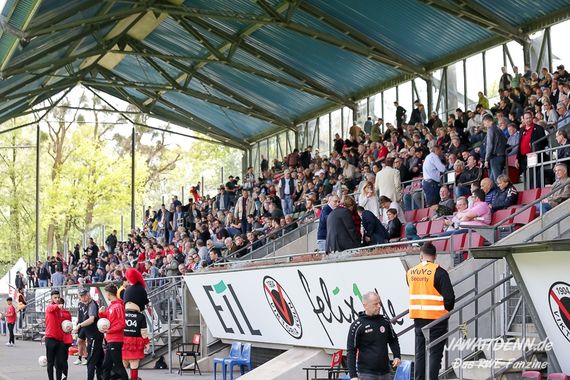 Im Sportpark Höhenberg kam es gestern zu Handgreiflichkeiten unter Viktoria Köln-Fans.<br />Symbolbild: Jawattdenn.de”><figcaption>Im Sportpark Höhenberg kam es gestern zu Handgreiflichkeiten unter Viktoria Köln-Fans.<br />Symbolbild: Jawattdenn.de</figcaption></figure>
                </div>
                
                <!-- YouTube (Meta-Feld) -->
                
            </div>
        </article>

                <script>
        (function() {
            var root = document.querySelector('.ff-single-news-gallery');
            if (!root) return;
            var slides = root.querySelectorAll('.ff-single-news-gallery-slide');
            var dots = root.querySelectorAll('.ff-single-news-gallery-dot');
            var prev = root.querySelector('.ff-single-news-gallery-prev');
            var next = root.querySelector('.ff-single-news-gallery-next');
            var n = slides.length;
            if (n < 2) return;
            var i = 0;
            function closeAllImgInfo() {
                root.querySelectorAll('.ff-fv-img-info-host.is-info-open').forEach(function(host) {
                    host.classList.remove('is-info-open');
                    var b = host.querySelector('.ff-fv-img-info-btn');
                    var p = host.querySelector('.ff-fv-img-info-panel');
                    if (b) b.setAttribute('aria-expanded', 'false');
                    if (p) p.setAttribute('aria-hidden', 'true');
                });
            }
            function show(idx) {
                closeAllImgInfo();
                i = ((idx % n) + n) % n;
                for (var s = 0; s < n; s++) {
                    if (s === i) slides[s].removeAttribute('hidden'); else slides[s].setAttribute('hidden', '');
                }
                for (var s = 0; s < dots.length; s++) {
                    dots[s].classList.toggle('is-active', s === i);
                    dots[s].setAttribute('aria-selected', s === i ? 'true' : 'false');
                }
            }
            if (prev) prev.addEventListener('click', function() { show(i - 1); });
            if (next) next.addEventListener('click', function() { show(i + 1); });
            for (var d = 0; d < dots.length; d++) {
                (function(di) { dots[di].addEventListener('click', function() { show(di); }); })(d);
            }
        })();
        </script>
        
        <!-- Kommentare -->
                <section class=