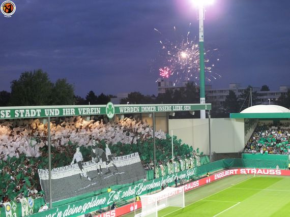 Choreografie und Feuerwerk.<br />Bild: Unterwegs in Sachen Fussball – www.uisf.de”><figcaption>Choreografie und Feuerwerk.<br />Bild: Unterwegs in Sachen Fussball – www.uisf.de</figcaption></figure>
<figure><img decoding=