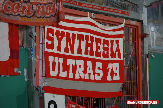 Die Zaunfahne der neuen Freiburger Ultràgruppe.<br />Bild: nur-der-scf.de”><figcaption>Die Zaunfahne der neuen Freiburger Ultràgruppe.<br />Bild: nur-der-scf.de</figcaption></figure>
<figure><img decoding=