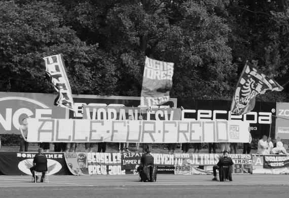 Die Pugnatores Ultras trauern um ein verstorbenes Mitglied.<br />Bild: pugnatores.de”><figcaption>Die Pugnatores Ultras trauern um ein verstorbenes Mitglied.<br />Bild: pugnatores.de</figcaption></figure>
<figure><img decoding=