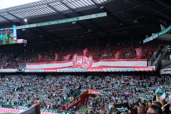 Die Hannover 96-Fans reisten überwiegend in den Shirts an, die vorab zum Preis von 8 Euro verkauft wurden.<br />Bild: Grober Schnitzer Fanzine<br />“><figcaption>Die Hannover 96-Fans reisten überwiegend in den Shirts an, die vorab zum Preis von 8 Euro verkauft wurden.<br />Bild: Grober Schnitzer Fanzine<br /></figcaption></figure>
<figure><img decoding=