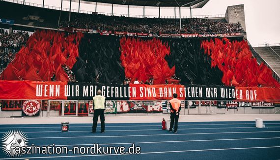 Fahnenaktion mit dem ersten Teil des Spruchbands.<br />Bild: Faszination-Nordkurve.de”><figcaption>Fahnenaktion mit dem ersten Teil des Spruchbands.<br />Bild: Faszination-Nordkurve.de</figcaption></figure>
<figure><img decoding=