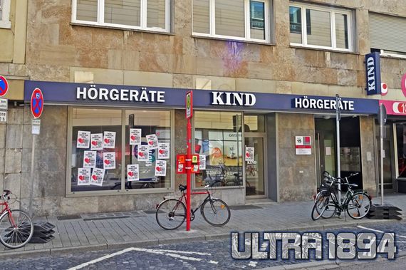Plakate am Kind-Hörgeräte-Lokal. Bild: ULTRA1894.de