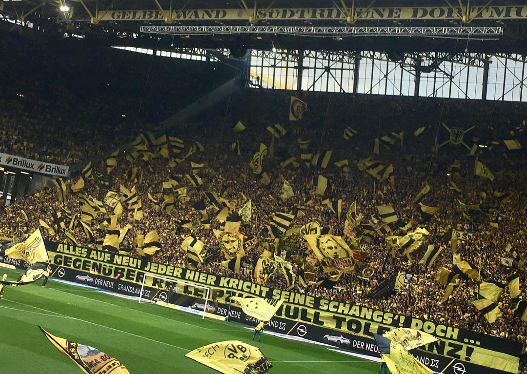 Das Spruchband vor der Südtribüne Dortmund.<br />Bild: robertliedschulte”><figcaption>Das Spruchband vor der Südtribüne Dortmund.<br />Bild: robertliedschulte</figcaption></figure>
                </div>
                
                <!-- YouTube (Meta-Feld) -->
                
            </div>
        </article>

                <script>
        (function() {
            var root = document.querySelector('.ff-single-news-gallery');
            if (!root) return;
            var slides = root.querySelectorAll('.ff-single-news-gallery-slide');
            var dots = root.querySelectorAll('.ff-single-news-gallery-dot');
            var prev = root.querySelector('.ff-single-news-gallery-prev');
            var next = root.querySelector('.ff-single-news-gallery-next');
            var n = slides.length;
            if (n < 2) return;
            var i = 0;
            function closeAllImgInfo() {
                root.querySelectorAll('.ff-fv-img-info-host.is-info-open').forEach(function(host) {
                    host.classList.remove('is-info-open');
                    var b = host.querySelector('.ff-fv-img-info-btn');
                    var p = host.querySelector('.ff-fv-img-info-panel');
                    if (b) b.setAttribute('aria-expanded', 'false');
                    if (p) p.setAttribute('aria-hidden', 'true');
                });
            }
            function show(idx) {
                closeAllImgInfo();
                i = ((idx % n) + n) % n;
                for (var s = 0; s < n; s++) {
                    if (s === i) slides[s].removeAttribute('hidden'); else slides[s].setAttribute('hidden', '');
                }
                for (var s = 0; s < dots.length; s++) {
                    dots[s].classList.toggle('is-active', s === i);
                    dots[s].setAttribute('aria-selected', s === i ? 'true' : 'false');
                }
            }
            if (prev) prev.addEventListener('click', function() { show(i - 1); });
            if (next) next.addEventListener('click', function() { show(i + 1); });
            for (var d = 0; d < dots.length; d++) {
                (function(di) { dots[di].addEventListener('click', function() { show(di); }); })(d);
            }
        })();
        </script>
        
        <!-- Kommentare -->
                <section class=