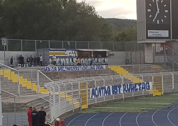 Beim 15 Minuten Boykott der FCC-Fans blieb die Südkurve leer.<br />Bild: parthenstaedter.wordpress.com”><figcaption>Beim 15 Minuten Boykott der FCC-Fans blieb die Südkurve leer.<br />Bild: parthenstaedter.wordpress.com</figcaption></figure>
<figure><img decoding=