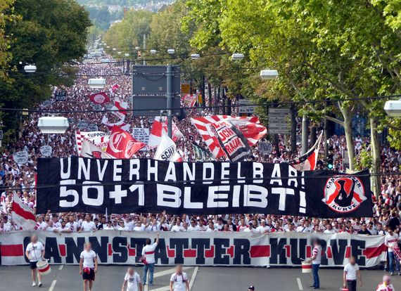 Tausende VfB Stuttgart-Fans beteiligten sich an der 13. Karawane Cannstatt.<br />Bild: www.stuttgartsupporter.de”><figcaption>Tausende VfB Stuttgart-Fans beteiligten sich an der 13. Karawane Cannstatt.<br />Bild: www.stuttgartsupporter.de</figcaption></figure>
<figure><img decoding=