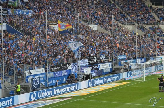 Unten am Zaun der Südkurve soll es am Samstag zu handfesten Auseinandersetzungen unter TSG Hoffenheim-Fans gekommen sein.<br />Bild: vicuskollektiv.de”><figcaption>Unten am Zaun der Südkurve soll es am Samstag zu handfesten Auseinandersetzungen unter TSG Hoffenheim-Fans gekommen sein.<br />Bild: vicuskollektiv.de</figcaption></figure>
<figure><img decoding=