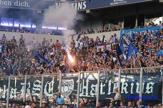 Die alte Zaunfahne der Harlekins wurde am Sonntag auf Schalke nochmal ausgepackt.<br />Bild: Sportfotografie UBfoto”><figcaption>Die alte Zaunfahne der Harlekins wurde am Sonntag auf Schalke nochmal ausgepackt.<br />Bild: Sportfotografie UBfoto</figcaption></figure>
<figure><img decoding=