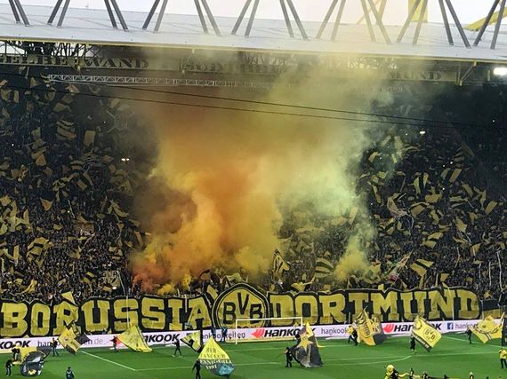 Deutsche Fußballfans können sich freuen: Auch in Zukunft soll kein Bundesliga- oder DFB-Pokal-Spiel im Ausland stattfinden.<br />Bild: Susanneblondundblau”><figcaption>Deutsche Fußballfans können sich freuen: Auch in Zukunft soll kein Bundesliga- oder DFB-Pokal-Spiel im Ausland stattfinden.<br />Bild: Susanneblondundblau</figcaption></figure>
                </div>
                
                <!-- YouTube (Meta-Feld) -->
                
            </div>
        </article>

                <script>
        (function() {
            var root = document.querySelector('.ff-single-news-gallery');
            if (!root) return;
            var slides = root.querySelectorAll('.ff-single-news-gallery-slide');
            var dots = root.querySelectorAll('.ff-single-news-gallery-dot');
            var prev = root.querySelector('.ff-single-news-gallery-prev');
            var next = root.querySelector('.ff-single-news-gallery-next');
            var n = slides.length;
            if (n < 2) return;
            var i = 0;
            function closeAllImgInfo() {
                root.querySelectorAll('.ff-fv-img-info-host.is-info-open').forEach(function(host) {
                    host.classList.remove('is-info-open');
                    var b = host.querySelector('.ff-fv-img-info-btn');
                    var p = host.querySelector('.ff-fv-img-info-panel');
                    if (b) b.setAttribute('aria-expanded', 'false');
                    if (p) p.setAttribute('aria-hidden', 'true');
                });
            }
            function show(idx) {
                closeAllImgInfo();
                i = ((idx % n) + n) % n;
                for (var s = 0; s < n; s++) {
                    if (s === i) slides[s].removeAttribute('hidden'); else slides[s].setAttribute('hidden', '');
                }
                for (var s = 0; s < dots.length; s++) {
                    dots[s].classList.toggle('is-active', s === i);
                    dots[s].setAttribute('aria-selected', s === i ? 'true' : 'false');
                }
            }
            if (prev) prev.addEventListener('click', function() { show(i - 1); });
            if (next) next.addEventListener('click', function() { show(i + 1); });
            for (var d = 0; d < dots.length; d++) {
                (function(di) { dots[di].addEventListener('click', function() { show(di); }); })(d);
            }
        })();
        </script>
        
        <!-- Kommentare -->
                <section class=