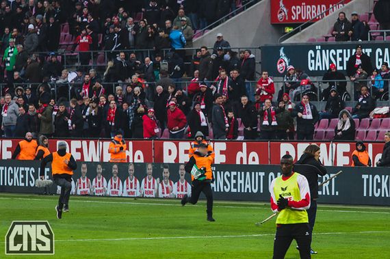 Kölner Fans, die beim letzten Derby gegen Mönchengladbach die Scenario Fanatico-Fahne klauten.<br />Bild: Coloniacs.com”><figcaption>Kölner Fans, die beim letzten Derby gegen Mönchengladbach die Scenario Fanatico-Fahne klauten.<br />Bild: Coloniacs.com</figcaption></figure>
<figure><img decoding=