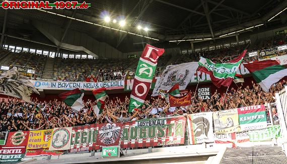 FCA-Ultras im Düsseldorf. Am Vorabend trafen sich Augsburger Ultras auf dem Volksfest, um mit Bussen ins Rheinland zu fahren.<br />Bild: original1907.de”><figcaption>FCA-Ultras im Düsseldorf. Am Vorabend trafen sich Augsburger Ultras auf dem Volksfest, um mit Bussen ins Rheinland zu fahren.<br />Bild: original1907.de</figcaption></figure>
                </div>
                
                <!-- YouTube (Meta-Feld) -->
                
            </div>
        </article>

                <script>
        (function() {
            var root = document.querySelector('.ff-single-news-gallery');
            if (!root) return;
            var slides = root.querySelectorAll('.ff-single-news-gallery-slide');
            var dots = root.querySelectorAll('.ff-single-news-gallery-dot');
            var prev = root.querySelector('.ff-single-news-gallery-prev');
            var next = root.querySelector('.ff-single-news-gallery-next');
            var n = slides.length;
            if (n < 2) return;
            var i = 0;
            function closeAllImgInfo() {
                root.querySelectorAll('.ff-fv-img-info-host.is-info-open').forEach(function(host) {
                    host.classList.remove('is-info-open');
                    var b = host.querySelector('.ff-fv-img-info-btn');
                    var p = host.querySelector('.ff-fv-img-info-panel');
                    if (b) b.setAttribute('aria-expanded', 'false');
                    if (p) p.setAttribute('aria-hidden', 'true');
                });
            }
            function show(idx) {
                closeAllImgInfo();
                i = ((idx % n) + n) % n;
                for (var s = 0; s < n; s++) {
                    if (s === i) slides[s].removeAttribute('hidden'); else slides[s].setAttribute('hidden', '');
                }
                for (var s = 0; s < dots.length; s++) {
                    dots[s].classList.toggle('is-active', s === i);
                    dots[s].setAttribute('aria-selected', s === i ? 'true' : 'false');
                }
            }
            if (prev) prev.addEventListener('click', function() { show(i - 1); });
            if (next) next.addEventListener('click', function() { show(i + 1); });
            for (var d = 0; d < dots.length; d++) {
                (function(di) { dots[di].addEventListener('click', function() { show(di); }); })(d);
            }
        })();
        </script>
        
        <!-- Kommentare -->
                <section class=