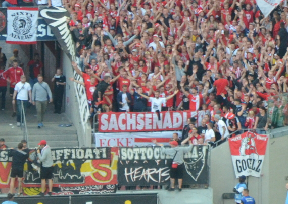 Die Sottocultura-Fahne hing in Köln erstmals über der HammerHearts-Zaunfahne.<br />Bild: Faszination Fankurve”><figcaption>Die Sottocultura-Fahne hing in Köln erstmals über der HammerHearts-Zaunfahne.<br />Bild: Faszination Fankurve</figcaption></figure>
                </div>
                
                <!-- YouTube (Meta-Feld) -->
                
            </div>
        </article>

                <script>
        (function() {
            var root = document.querySelector('.ff-single-news-gallery');
            if (!root) return;
            var slides = root.querySelectorAll('.ff-single-news-gallery-slide');
            var dots = root.querySelectorAll('.ff-single-news-gallery-dot');
            var prev = root.querySelector('.ff-single-news-gallery-prev');
            var next = root.querySelector('.ff-single-news-gallery-next');
            var n = slides.length;
            if (n < 2) return;
            var i = 0;
            function closeAllImgInfo() {
                root.querySelectorAll('.ff-fv-img-info-host.is-info-open').forEach(function(host) {
                    host.classList.remove('is-info-open');
                    var b = host.querySelector('.ff-fv-img-info-btn');
                    var p = host.querySelector('.ff-fv-img-info-panel');
                    if (b) b.setAttribute('aria-expanded', 'false');
                    if (p) p.setAttribute('aria-hidden', 'true');
                });
            }
            function show(idx) {
                closeAllImgInfo();
                i = ((idx % n) + n) % n;
                for (var s = 0; s < n; s++) {
                    if (s === i) slides[s].removeAttribute('hidden'); else slides[s].setAttribute('hidden', '');
                }
                for (var s = 0; s < dots.length; s++) {
                    dots[s].classList.toggle('is-active', s === i);
                    dots[s].setAttribute('aria-selected', s === i ? 'true' : 'false');
                }
            }
            if (prev) prev.addEventListener('click', function() { show(i - 1); });
            if (next) next.addEventListener('click', function() { show(i + 1); });
            for (var d = 0; d < dots.length; d++) {
                (function(di) { dots[di].addEventListener('click', function() { show(di); }); })(d);
            }
        })();
        </script>
        
        <!-- Kommentare -->
                <section class=