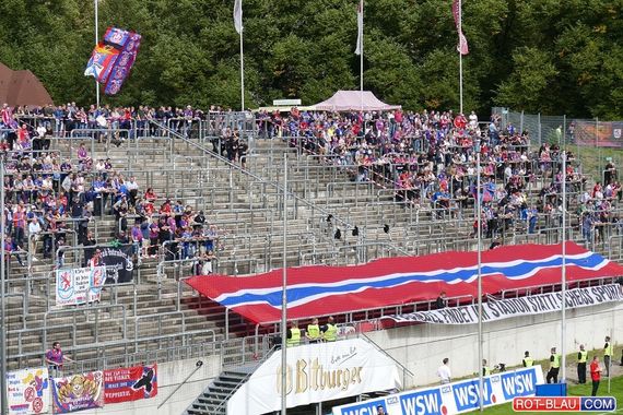 Der 30 Minuten Boykott auf der Horst-Szymaniak-Tribüne.<br />Bild: Rot-Blau.com”><figcaption>Der 30 Minuten Boykott auf der Horst-Szymaniak-Tribüne.<br />Bild: Rot-Blau.com</figcaption></figure>
<figure><img decoding=