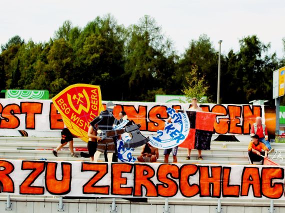 Die Aktion der Gruppe 1951 Ideale & Leidenschaft.<br />Bild: 1951 Ideale & Leidenschaft”><figcaption>Die Aktion der Gruppe 1951 Ideale & Leidenschaft.<br />Bild: 1951 Ideale & Leidenschaft</figcaption></figure>
                </div>
                
                <!-- YouTube (Meta-Feld) -->
                
            </div>
        </article>

                <script>
        (function() {
            var root = document.querySelector('.ff-single-news-gallery');
            if (!root) return;
            var slides = root.querySelectorAll('.ff-single-news-gallery-slide');
            var dots = root.querySelectorAll('.ff-single-news-gallery-dot');
            var prev = root.querySelector('.ff-single-news-gallery-prev');
            var next = root.querySelector('.ff-single-news-gallery-next');
            var n = slides.length;
            if (n < 2) return;
            var i = 0;
            function closeAllImgInfo() {
                root.querySelectorAll('.ff-fv-img-info-host.is-info-open').forEach(function(host) {
                    host.classList.remove('is-info-open');
                    var b = host.querySelector('.ff-fv-img-info-btn');
                    var p = host.querySelector('.ff-fv-img-info-panel');
                    if (b) b.setAttribute('aria-expanded', 'false');
                    if (p) p.setAttribute('aria-hidden', 'true');
                });
            }
            function show(idx) {
                closeAllImgInfo();
                i = ((idx % n) + n) % n;
                for (var s = 0; s < n; s++) {
                    if (s === i) slides[s].removeAttribute('hidden'); else slides[s].setAttribute('hidden', '');
                }
                for (var s = 0; s < dots.length; s++) {
                    dots[s].classList.toggle('is-active', s === i);
                    dots[s].setAttribute('aria-selected', s === i ? 'true' : 'false');
                }
            }
            if (prev) prev.addEventListener('click', function() { show(i - 1); });
            if (next) next.addEventListener('click', function() { show(i + 1); });
            for (var d = 0; d < dots.length; d++) {
                (function(di) { dots[di].addEventListener('click', function() { show(di); }); })(d);
            }
        })();
        </script>
        
        <!-- Kommentare -->
                <section class=