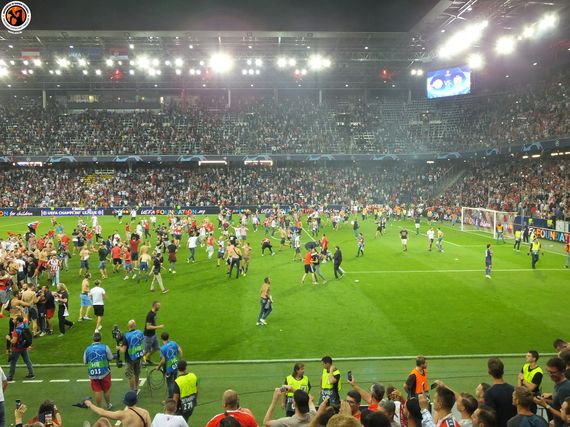 Der Platzsturm der Roter Stern-Fans in Salzburg.<br />Bild: Unterwegs in Sachen Fussball – www.uisf.de“><figcaption>Der Platzsturm der Roter Stern-Fans in Salzburg.<br />Bild: Unterwegs in Sachen Fussball – www.uisf.de</figcaption></figure>
            </div>

                    </article>

                <section class=