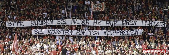 Das Spruchband der SC Freiburg-Fans.<br />Bild: nur-der-scf.de”><figcaption>Das Spruchband der SC Freiburg-Fans.<br />Bild: nur-der-scf.de</figcaption></figure>
<figure><img decoding=