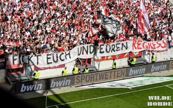 Kölner Ultras zeigten beim FC St. Pauli schon, was sie von den Regressforderungen halten.<br />Bild: WH96.de”><figcaption>Kölner Ultras zeigten beim FC St. Pauli schon, was sie von den Regressforderungen halten.<br />Bild: WH96.de</figcaption></figure>
<figure><img decoding=