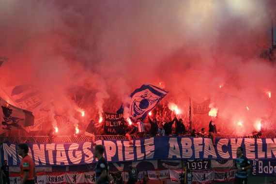 Pyroaktion der Hertha-Fans in Braunschweig.<br />Bild: Braunschweig1895.de”><figcaption>Pyroaktion der Hertha-Fans in Braunschweig.<br />Bild: Braunschweig1895.de</figcaption></figure>
<figure><img decoding=
