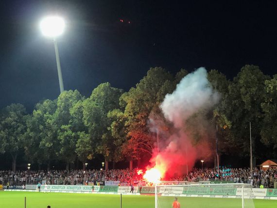 Wegen Pyroaktionen wurde das Flutlichtspiel gestern zwei Mal unterbrochen.<br />Bild: sportplatzmensch”><figcaption>Wegen Pyroaktionen wurde das Flutlichtspiel gestern zwei Mal unterbrochen.<br />Bild: sportplatzmensch</figcaption></figure>
<figure><img decoding=
