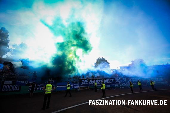 Pyroshow der HSV-Fans in Siegen.<br />Bild: Faszination Fankurve”><figcaption>Pyroshow der HSV-Fans in Siegen.<br />Bild: Faszination Fankurve</figcaption></figure>
<figure><img decoding=