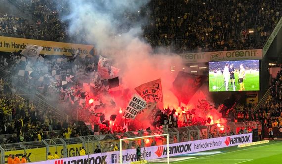 Pyroshow der Eintracht Frankfurt-Fans gestern in Dortmund.<br />Bild: Alexandra”><figcaption>Pyroshow der Eintracht Frankfurt-Fans gestern in Dortmund.<br />Bild: Alexandra</figcaption></figure>
                </div>
                
                <!-- YouTube (Meta-Feld) -->
                
            </div>
        </article>

                <script>
        (function() {
            var root = document.querySelector('.ff-single-news-gallery');
            if (!root) return;
            var slides = root.querySelectorAll('.ff-single-news-gallery-slide');
            var dots = root.querySelectorAll('.ff-single-news-gallery-dot');
            var prev = root.querySelector('.ff-single-news-gallery-prev');
            var next = root.querySelector('.ff-single-news-gallery-next');
            var n = slides.length;
            if (n < 2) return;
            var i = 0;
            function closeAllImgInfo() {
                root.querySelectorAll('.ff-fv-img-info-host.is-info-open').forEach(function(host) {
                    host.classList.remove('is-info-open');
                    var b = host.querySelector('.ff-fv-img-info-btn');
                    var p = host.querySelector('.ff-fv-img-info-panel');
                    if (b) b.setAttribute('aria-expanded', 'false');
                    if (p) p.setAttribute('aria-hidden', 'true');
                });
            }
            function show(idx) {
                closeAllImgInfo();
                i = ((idx % n) + n) % n;
                for (var s = 0; s < n; s++) {
                    if (s === i) slides[s].removeAttribute('hidden'); else slides[s].setAttribute('hidden', '');
                }
                for (var s = 0; s < dots.length; s++) {
                    dots[s].classList.toggle('is-active', s === i);
                    dots[s].setAttribute('aria-selected', s === i ? 'true' : 'false');
                }
            }
            if (prev) prev.addEventListener('click', function() { show(i - 1); });
            if (next) next.addEventListener('click', function() { show(i + 1); });
            for (var d = 0; d < dots.length; d++) {
                (function(di) { dots[di].addEventListener('click', function() { show(di); }); })(d);
            }
        })();
        </script>
        
        <!-- Kommentare -->
                <section class=