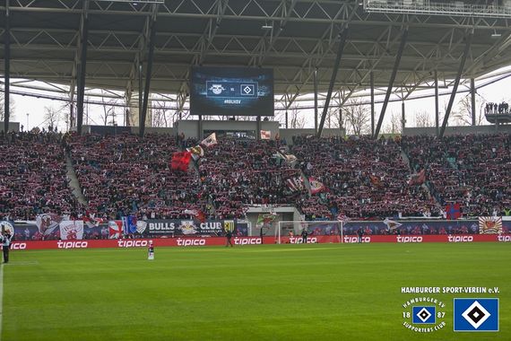 Weil ein HSV-Fan neuer Fanbeauftragter bei RB Leipzig wurde, gab es Proteste.<br />Bild: hsv-ev.de”><figcaption>Weil ein HSV-Fan neuer Fanbeauftragter bei RB Leipzig wurde, gab es Proteste.<br />Bild: hsv-ev.de</figcaption></figure>
                </div>
                
                <!-- YouTube (Meta-Feld) -->
                
            </div>
        </article>

                <script>
        (function() {
            var root = document.querySelector('.ff-single-news-gallery');
            if (!root) return;
            var slides = root.querySelectorAll('.ff-single-news-gallery-slide');
            var dots = root.querySelectorAll('.ff-single-news-gallery-dot');
            var prev = root.querySelector('.ff-single-news-gallery-prev');
            var next = root.querySelector('.ff-single-news-gallery-next');
            var n = slides.length;
            if (n < 2) return;
            var i = 0;
            function closeAllImgInfo() {
                root.querySelectorAll('.ff-fv-img-info-host.is-info-open').forEach(function(host) {
                    host.classList.remove('is-info-open');
                    var b = host.querySelector('.ff-fv-img-info-btn');
                    var p = host.querySelector('.ff-fv-img-info-panel');
                    if (b) b.setAttribute('aria-expanded', 'false');
                    if (p) p.setAttribute('aria-hidden', 'true');
                });
            }
            function show(idx) {
                closeAllImgInfo();
                i = ((idx % n) + n) % n;
                for (var s = 0; s < n; s++) {
                    if (s === i) slides[s].removeAttribute('hidden'); else slides[s].setAttribute('hidden', '');
                }
                for (var s = 0; s < dots.length; s++) {
                    dots[s].classList.toggle('is-active', s === i);
                    dots[s].setAttribute('aria-selected', s === i ? 'true' : 'false');
                }
            }
            if (prev) prev.addEventListener('click', function() { show(i - 1); });
            if (next) next.addEventListener('click', function() { show(i + 1); });
            for (var d = 0; d < dots.length; d++) {
                (function(di) { dots[di].addEventListener('click', function() { show(di); }); })(d);
            }
        })();
        </script>
        
        <!-- Kommentare -->
                <section class=