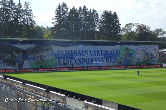 Der 1. Teil der Choreografie auf der Südtribüne.<br />Bild: carpediemsandhausen.de”><figcaption>Der 1. Teil der Choreografie auf der Südtribüne.<br />Bild: carpediemsandhausen.de</figcaption></figure>
<figure><img decoding=