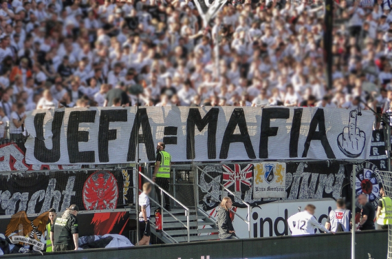 Proteste in der Nordwestkurve Frankfurt gegen die UEFA beim Heimspiel gegen Bremen.<br />Bild: Eintracht-Online.net”><figcaption>Proteste in der Nordwestkurve Frankfurt gegen die UEFA beim Heimspiel gegen Bremen.<br />Bild: Eintracht-Online.net</figcaption></figure>
                </div>
                
                <!-- YouTube (Meta-Feld) -->
                
            </div>
        </article>

                <script>
        (function() {
            var root = document.querySelector('.ff-single-news-gallery');
            if (!root) return;
            var slides = root.querySelectorAll('.ff-single-news-gallery-slide');
            var dots = root.querySelectorAll('.ff-single-news-gallery-dot');
            var prev = root.querySelector('.ff-single-news-gallery-prev');
            var next = root.querySelector('.ff-single-news-gallery-next');
            var n = slides.length;
            if (n < 2) return;
            var i = 0;
            function closeAllImgInfo() {
                root.querySelectorAll('.ff-fv-img-info-host.is-info-open').forEach(function(host) {
                    host.classList.remove('is-info-open');
                    var b = host.querySelector('.ff-fv-img-info-btn');
                    var p = host.querySelector('.ff-fv-img-info-panel');
                    if (b) b.setAttribute('aria-expanded', 'false');
                    if (p) p.setAttribute('aria-hidden', 'true');
                });
            }
            function show(idx) {
                closeAllImgInfo();
                i = ((idx % n) + n) % n;
                for (var s = 0; s < n; s++) {
                    if (s === i) slides[s].removeAttribute('hidden'); else slides[s].setAttribute('hidden', '');
                }
                for (var s = 0; s < dots.length; s++) {
                    dots[s].classList.toggle('is-active', s === i);
                    dots[s].setAttribute('aria-selected', s === i ? 'true' : 'false');
                }
            }
            if (prev) prev.addEventListener('click', function() { show(i - 1); });
            if (next) next.addEventListener('click', function() { show(i + 1); });
            for (var d = 0; d < dots.length; d++) {
                (function(di) { dots[di].addEventListener('click', function() { show(di); }); })(d);
            }
        })();
        </script>
        
        <!-- Kommentare -->
                <section class=