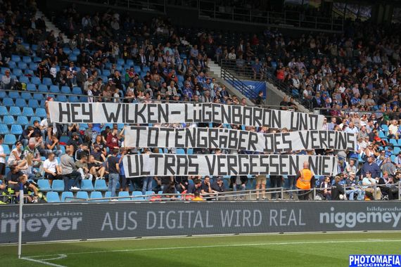 Spruchband der Ultras vom VfL Bochum.<br />Bild: Photomafia-Bochum.de”><figcaption>Spruchband der Ultras vom VfL Bochum.<br />Bild: Photomafia-Bochum.de</figcaption></figure>
<figure><img decoding=