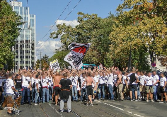 Am Donnerstag dürfen sich Eintracht-Fans von 08:00 Uhr bis Mitternacht nicht in Marseille aufhalten.<br />Bild: Eintracht-Online.net“><figcaption>Am Donnerstag dürfen sich Eintracht-Fans von 08:00 Uhr bis Mitternacht nicht in Marseille aufhalten.<br />Bild: Eintracht-Online.net</figcaption></figure>
<figure><img decoding=