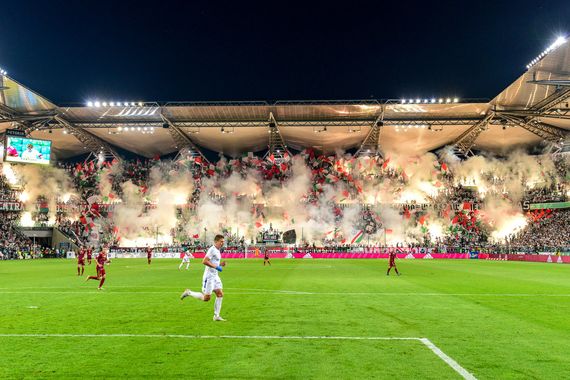 Die Pyroshow der Legia-Fans. Bild: legionisci.com