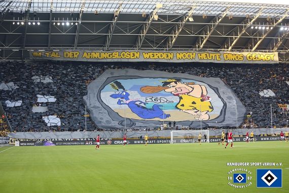 Choreografie im K-Block.<br />Bild: hsv-ev.de”><figcaption>Choreografie im K-Block.<br />Bild: hsv-ev.de</figcaption></figure>
<figure><img decoding=
