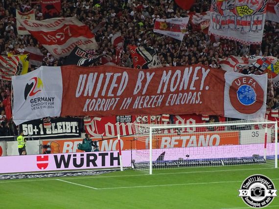 Aktion in der Cannstatter Kurve gegen den DFB.<br />Bild: timo0711.blogspot.de”><figcaption>Aktion in der Cannstatter Kurve gegen den DFB.<br />Bild: timo0711.blogspot.de</figcaption></figure>
<figure><img decoding=