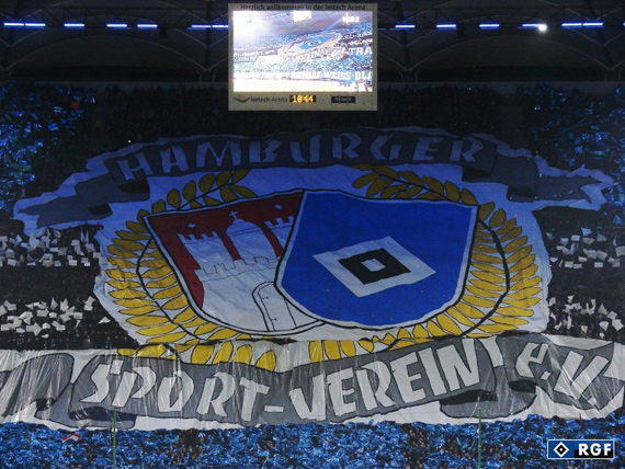 Choreografie der HSV-Fans beim letzten Derby gegen den FC St. Pauli. Teile der Choreo für das anstehende Derby sollen am Donnerstag zerstört worden sein.<br />Bild: HSV-Fanclub Rautengeil”><figcaption>Choreografie der HSV-Fans beim letzten Derby gegen den FC St. Pauli. Teile der Choreo für das anstehende Derby sollen am Donnerstag zerstört worden sein.<br />Bild: HSV-Fanclub Rautengeil</figcaption></figure>
                </div>
                
                <!-- YouTube (Meta-Feld) -->
                
            </div>
        </article>

                <script>
        (function() {
            var root = document.querySelector('.ff-single-news-gallery');
            if (!root) return;
            var slides = root.querySelectorAll('.ff-single-news-gallery-slide');
            var dots = root.querySelectorAll('.ff-single-news-gallery-dot');
            var prev = root.querySelector('.ff-single-news-gallery-prev');
            var next = root.querySelector('.ff-single-news-gallery-next');
            var n = slides.length;
            if (n < 2) return;
            var i = 0;
            function closeAllImgInfo() {
                root.querySelectorAll('.ff-fv-img-info-host.is-info-open').forEach(function(host) {
                    host.classList.remove('is-info-open');
                    var b = host.querySelector('.ff-fv-img-info-btn');
                    var p = host.querySelector('.ff-fv-img-info-panel');
                    if (b) b.setAttribute('aria-expanded', 'false');
                    if (p) p.setAttribute('aria-hidden', 'true');
                });
            }
            function show(idx) {
                closeAllImgInfo();
                i = ((idx % n) + n) % n;
                for (var s = 0; s < n; s++) {
                    if (s === i) slides[s].removeAttribute('hidden'); else slides[s].setAttribute('hidden', '');
                }
                for (var s = 0; s < dots.length; s++) {
                    dots[s].classList.toggle('is-active', s === i);
                    dots[s].setAttribute('aria-selected', s === i ? 'true' : 'false');
                }
            }
            if (prev) prev.addEventListener('click', function() { show(i - 1); });
            if (next) next.addEventListener('click', function() { show(i + 1); });
            for (var d = 0; d < dots.length; d++) {
                (function(di) { dots[di].addEventListener('click', function() { show(di); }); })(d);
            }
        })();
        </script>
        
        <!-- Kommentare -->
                <section class=