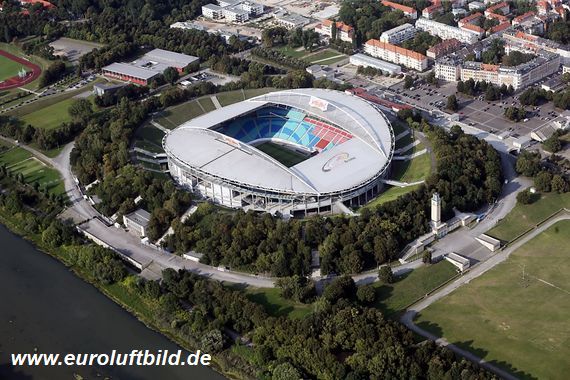 Im ehemaligen Zentralstadion trafen am Donnerstag die beiden Red Bull-Clubs aufeinander.<br />Bild: Euroluftbild.de”><figcaption>Im ehemaligen Zentralstadion trafen am Donnerstag die beiden Red Bull-Clubs aufeinander.<br />Bild: Euroluftbild.de</figcaption></figure>
                </div>
                
                <!-- YouTube (Meta-Feld) -->
                
            </div>
        </article>

                <script>
        (function() {
            var root = document.querySelector('.ff-single-news-gallery');
            if (!root) return;
            var slides = root.querySelectorAll('.ff-single-news-gallery-slide');
            var dots = root.querySelectorAll('.ff-single-news-gallery-dot');
            var prev = root.querySelector('.ff-single-news-gallery-prev');
            var next = root.querySelector('.ff-single-news-gallery-next');
            var n = slides.length;
            if (n < 2) return;
            var i = 0;
            function closeAllImgInfo() {
                root.querySelectorAll('.ff-fv-img-info-host.is-info-open').forEach(function(host) {
                    host.classList.remove('is-info-open');
                    var b = host.querySelector('.ff-fv-img-info-btn');
                    var p = host.querySelector('.ff-fv-img-info-panel');
                    if (b) b.setAttribute('aria-expanded', 'false');
                    if (p) p.setAttribute('aria-hidden', 'true');
                });
            }
            function show(idx) {
                closeAllImgInfo();
                i = ((idx % n) + n) % n;
                for (var s = 0; s < n; s++) {
                    if (s === i) slides[s].removeAttribute('hidden'); else slides[s].setAttribute('hidden', '');
                }
                for (var s = 0; s < dots.length; s++) {
                    dots[s].classList.toggle('is-active', s === i);
                    dots[s].setAttribute('aria-selected', s === i ? 'true' : 'false');
                }
            }
            if (prev) prev.addEventListener('click', function() { show(i - 1); });
            if (next) next.addEventListener('click', function() { show(i + 1); });
            for (var d = 0; d < dots.length; d++) {
                (function(di) { dots[di].addEventListener('click', function() { show(di); }); })(d);
            }
        })();
        </script>
        
        <!-- Kommentare -->
                <section class=