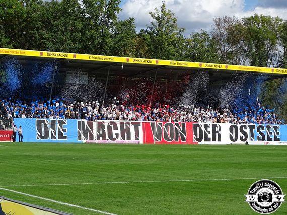 Die Konfetti-Aktion der Gästefans.<br />Bild: timo0711.blogspot.de”><figcaption>Die Konfetti-Aktion der Gästefans.<br />Bild: timo0711.blogspot.de</figcaption></figure>
<figure><img decoding=