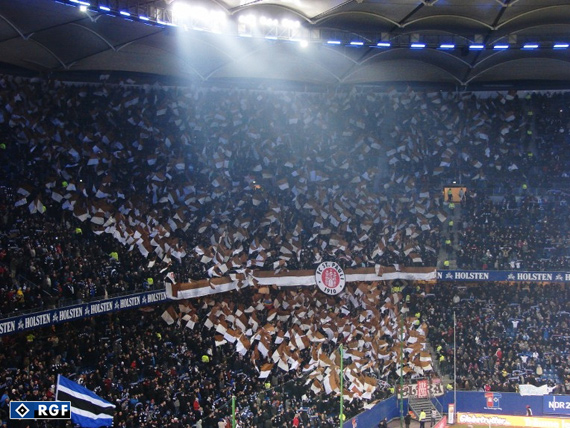 Die FC St. Pauli-Fans beim letzten Derby im Volksparkstadion.<br />Bild: HSV-Fanclub Rautengeil”><figcaption>Die FC St. Pauli-Fans beim letzten Derby im Volksparkstadion.<br />Bild: HSV-Fanclub Rautengeil</figcaption></figure>
<figure><img decoding=